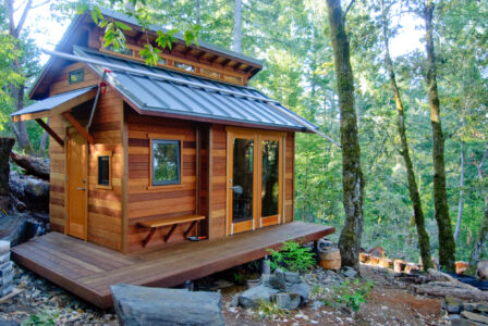 http://www.estately.com/blog/wp-content/uploads/2017/05/Cabin-Like_Tiny_Home_in_the_Woods-2-448x300.jpeg